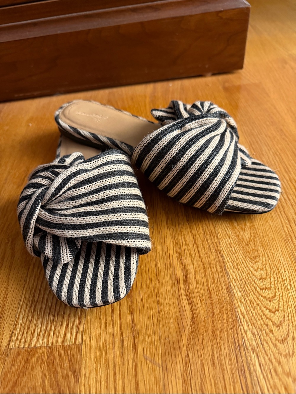 Universal Thread Black & Cream Striped Knot Slide Sandals – Women’s Size 9